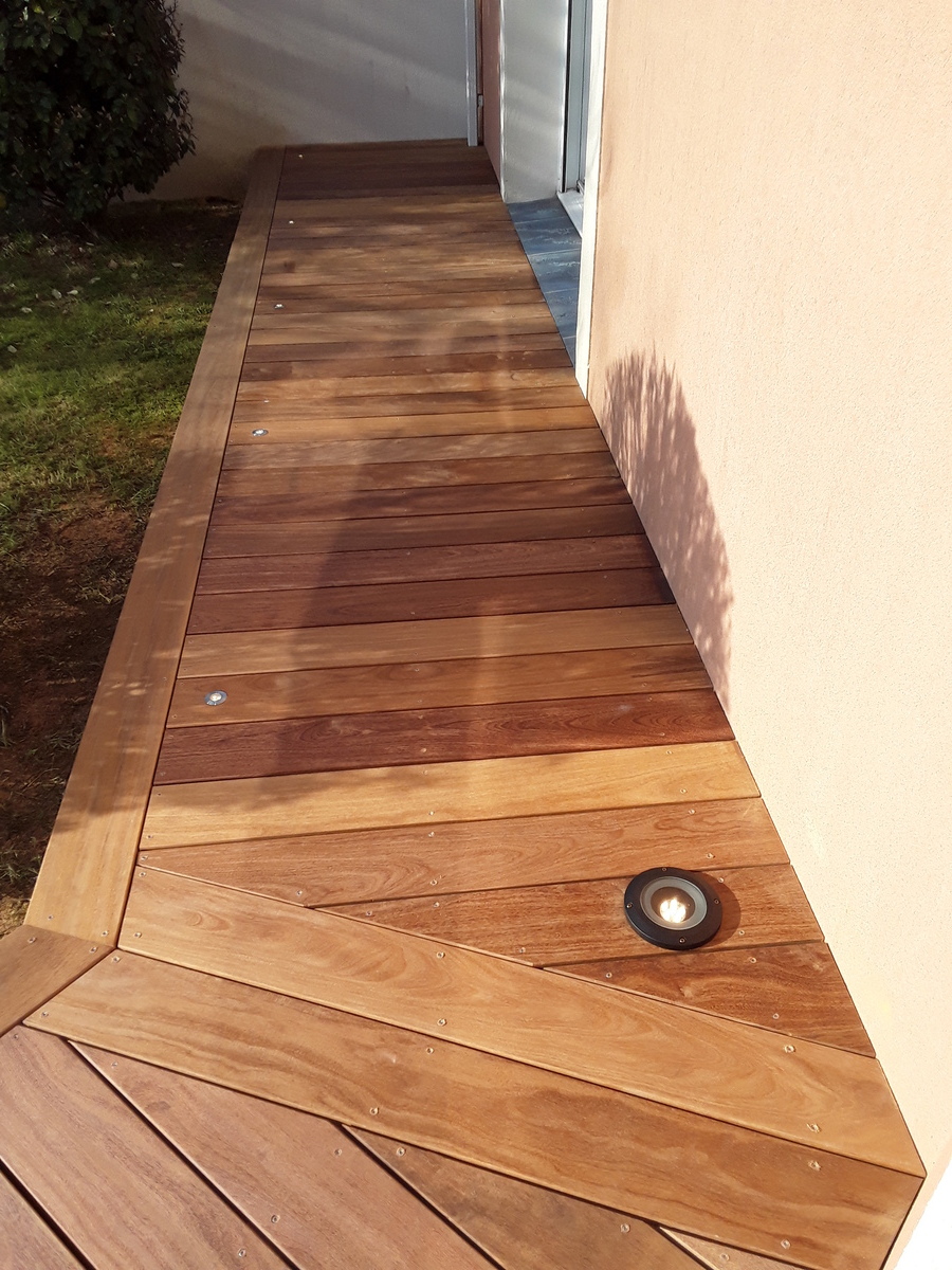 Création d'une terrasse en bois près de Taugon