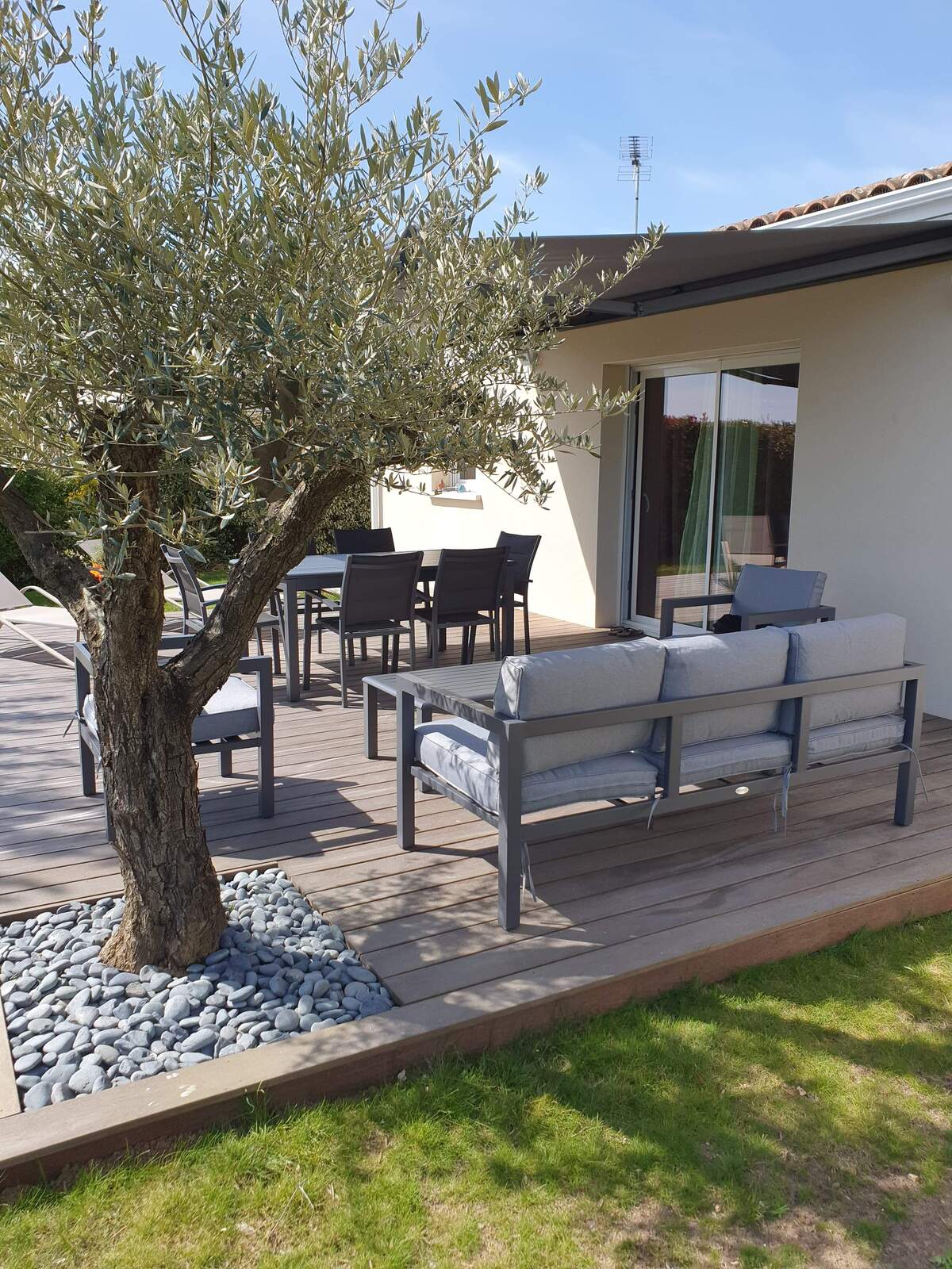 Création d'une terrasse en bois près de Taugon