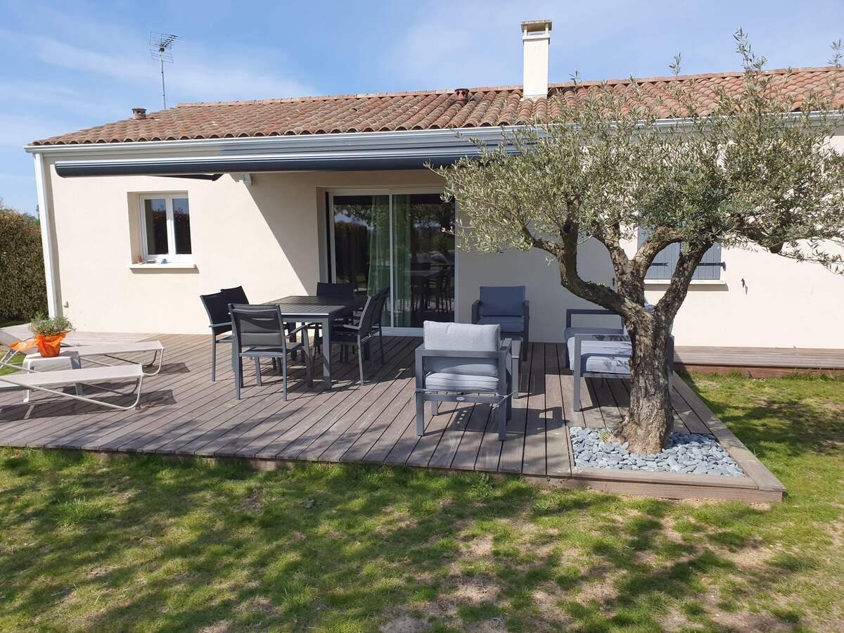 Création d'une terrasse en bois près de Taugon