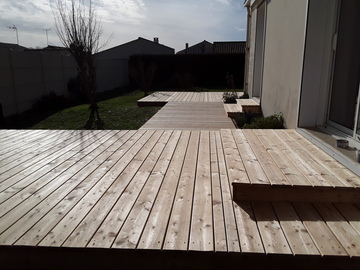 Création d'une terrasse en bois près de Taugon