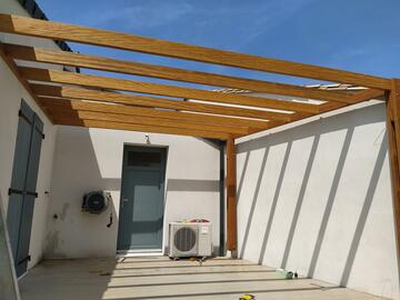 Pergola en bois exotique à Dompierre sur Mer