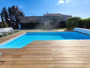 Plage de piscine en bois