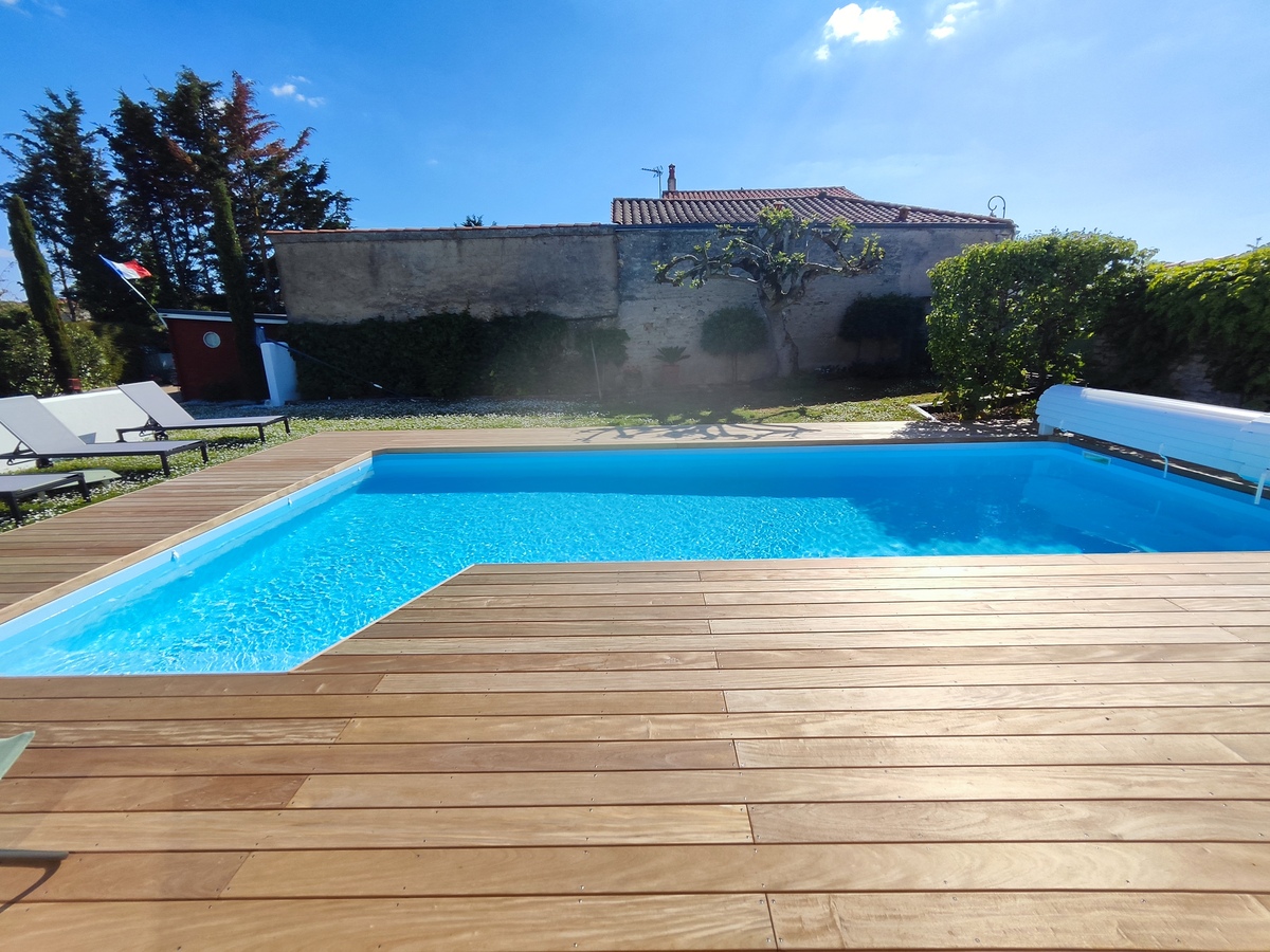 Plage de piscine en bois