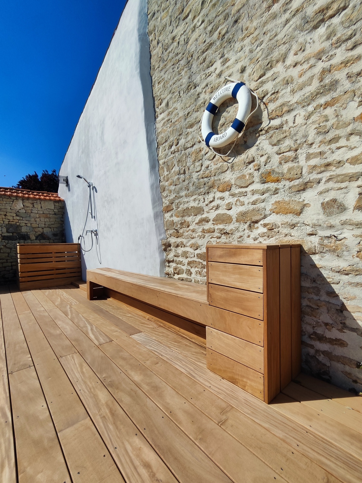 Plage de piscine en bois