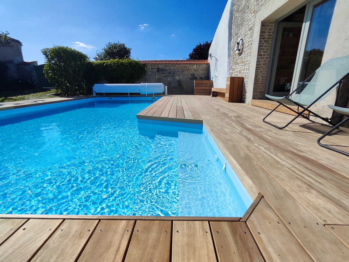 Création Plage de piscine en bois