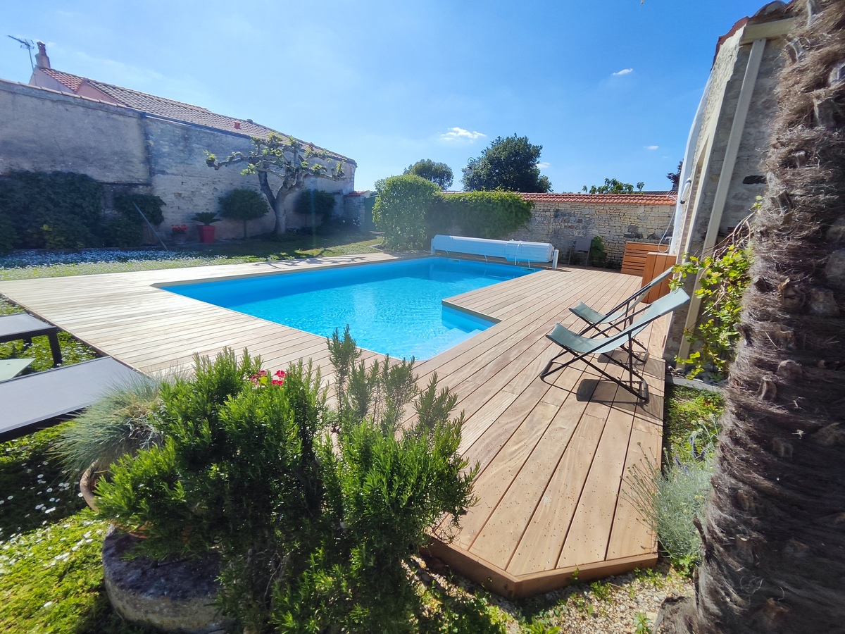 Plage de piscine en bois
