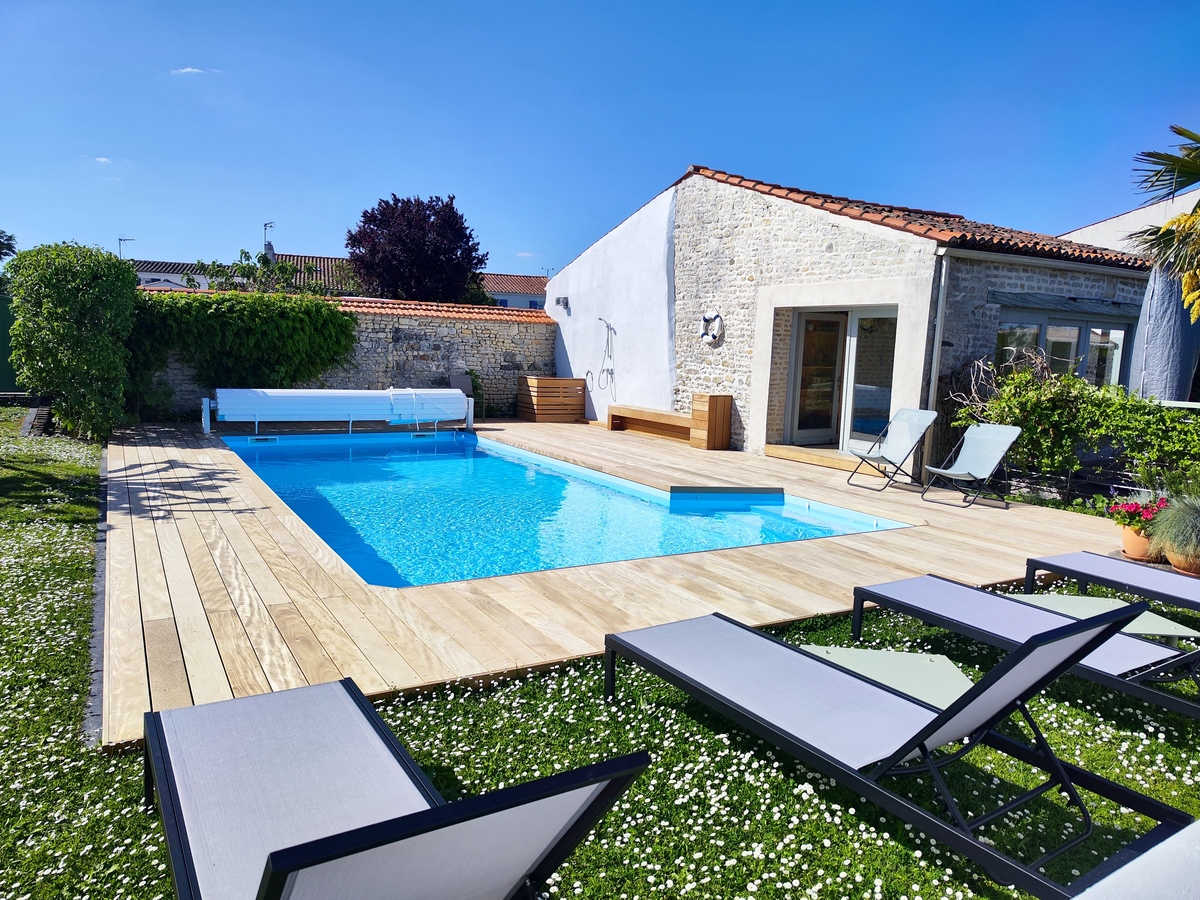 Plage de piscine en bois exotique Garapa à Esnandes