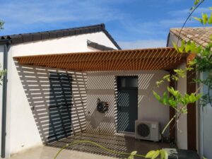Pergola en bois exotique à Dompierre sur Mer