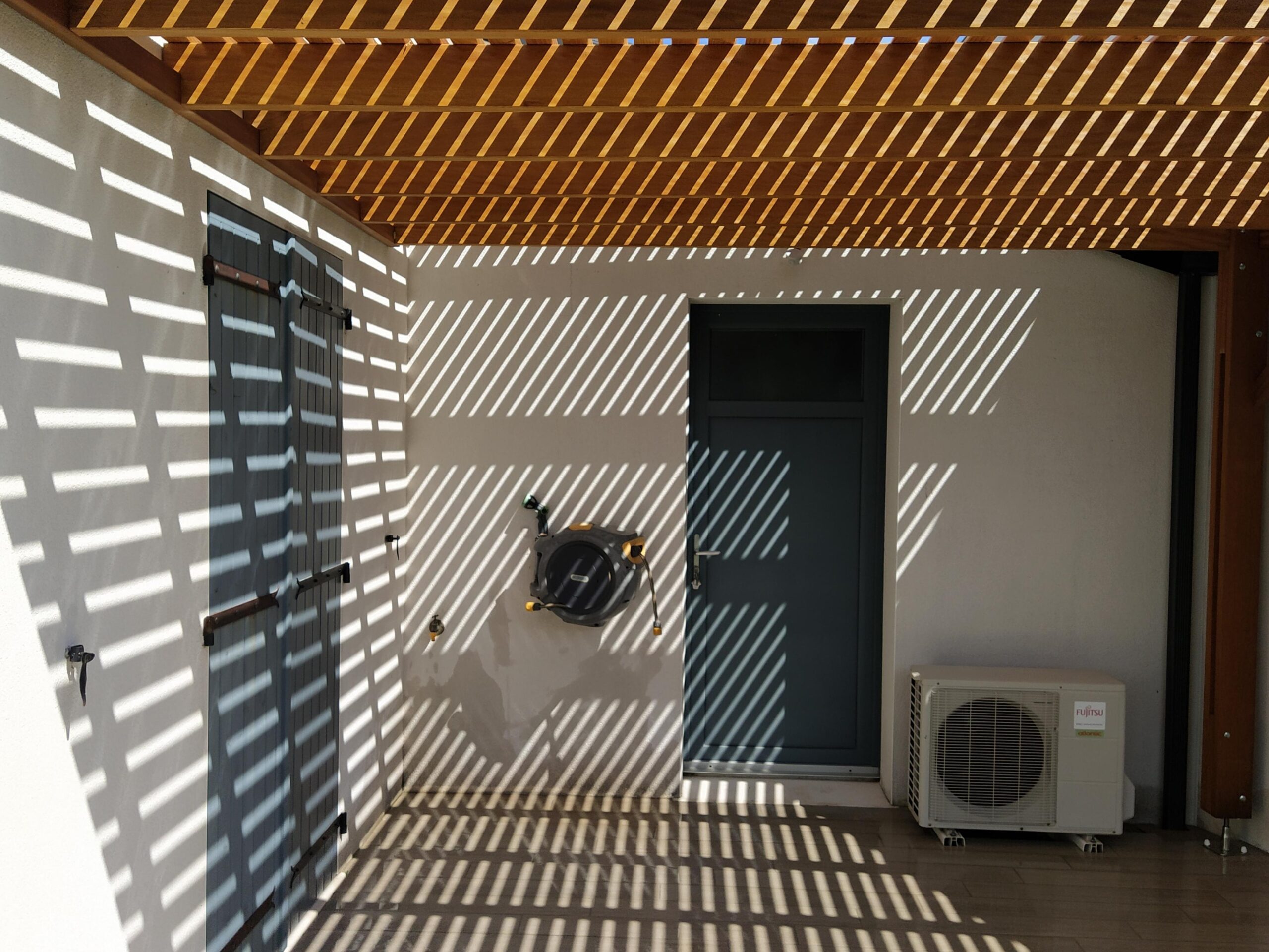 Pergola en bois exotique à Dompierre sur Mer