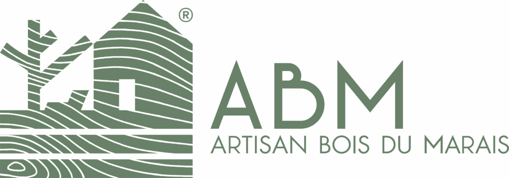 Logo ABM: Maison-arbre stylisée verte (motifs bois, planches) avec sol, marque ®. Texte "ABM Artisan Bois du Marais".