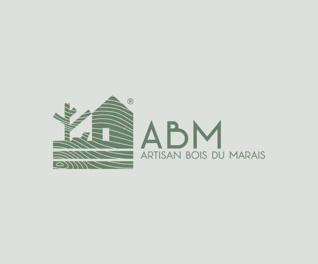 Logo ABM Artisan Bois du Marais: maison, arbre et planches stylisées avec grain de bois, couleur vert forêt sur fond clair.
