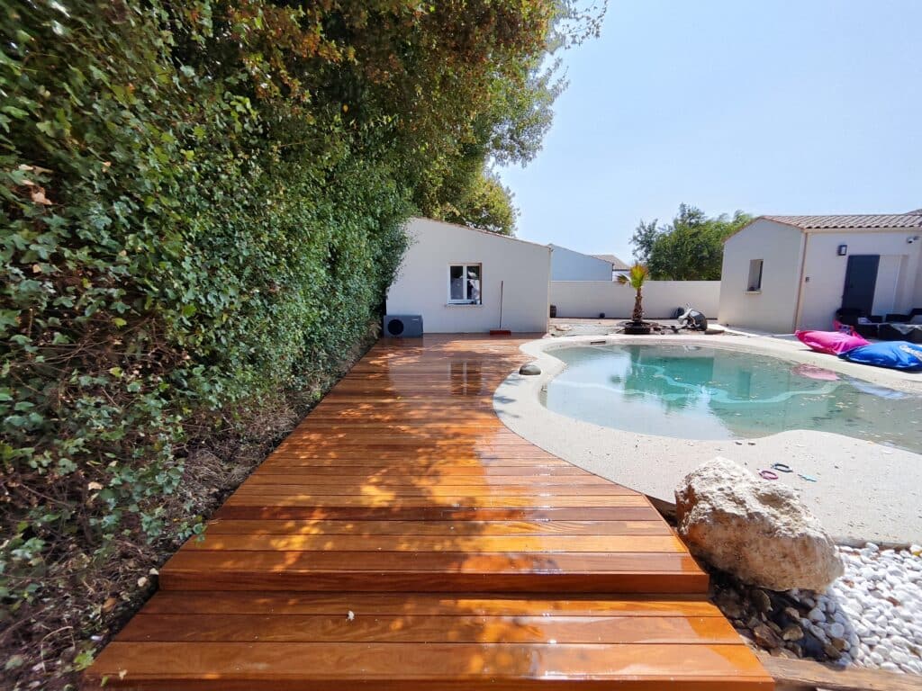 Terrasse en Cumaru 35m²devant un lagon de forme arrondie